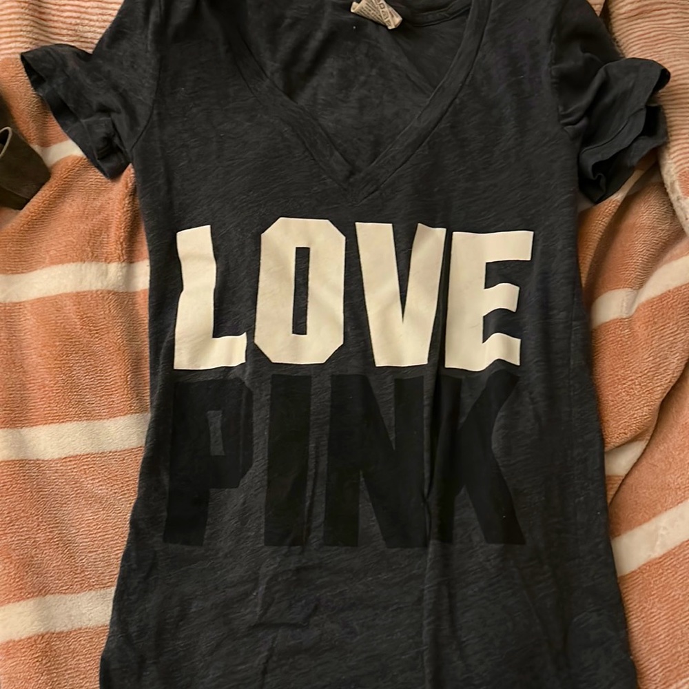 This low v neck pink shirt size small but can’t most definitely fit a medium